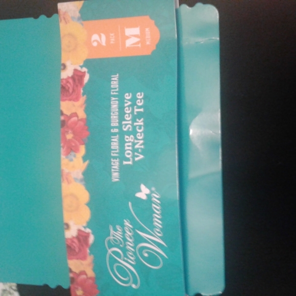 2 NEW PIONEER WOMAN V-NECK TEES SHIRTS - Picture 4 of 6